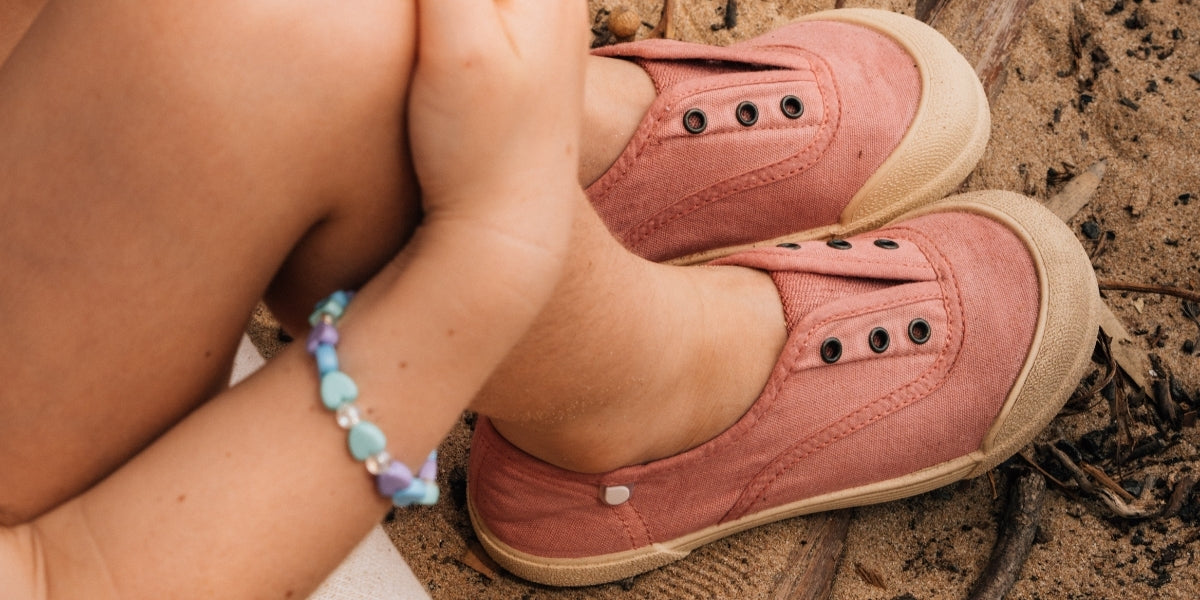 collections_girls_canvas_shoes.jpg
